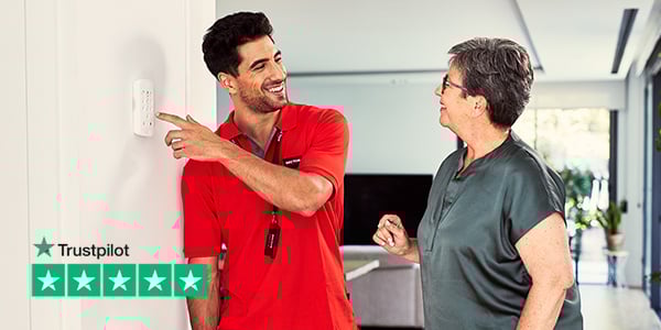 Technicien expliquant l’usage du clavier relié au système d’alarme